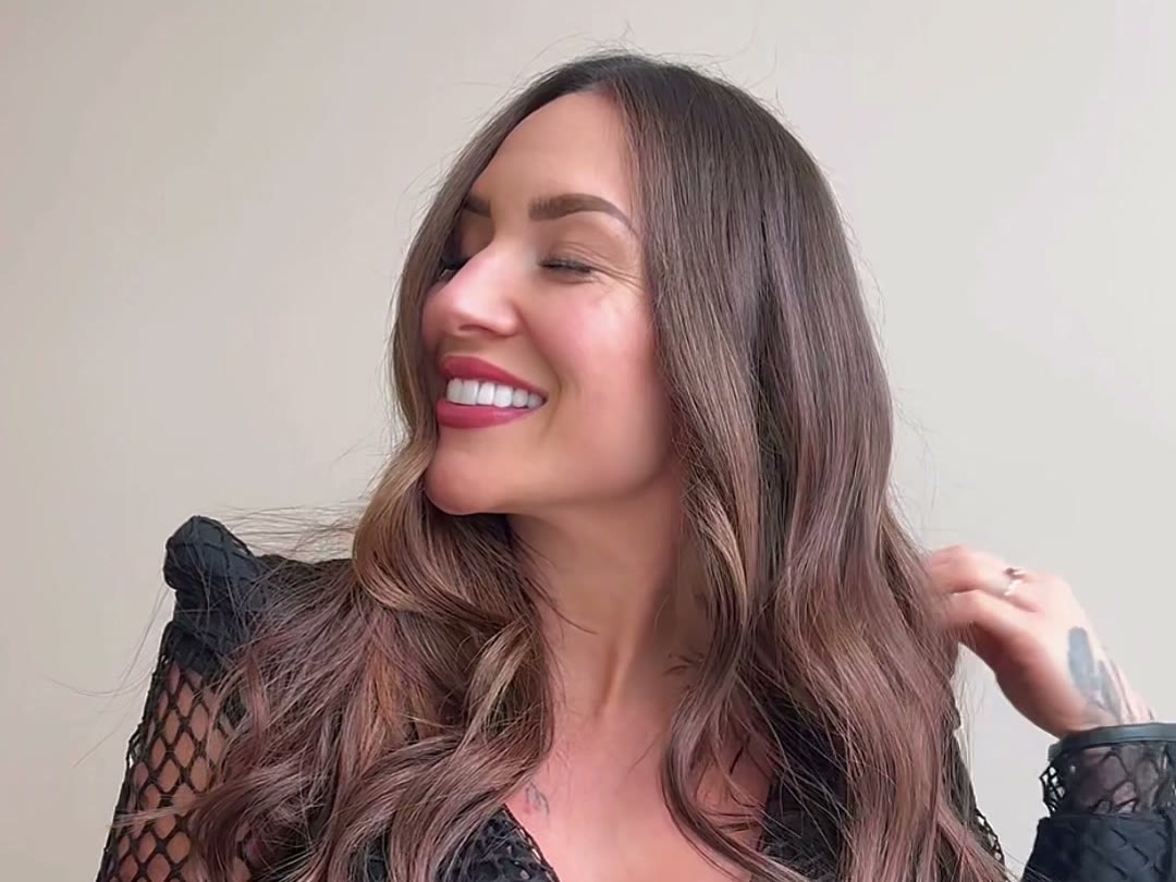 Megan with her own Hidden Pearl install, styled in soft waves